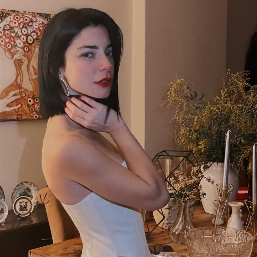 Merve Boluğur dekolteli pozunu paylaştı: Sokağa bu kadar seksi çıkamazsın - Resim: 2