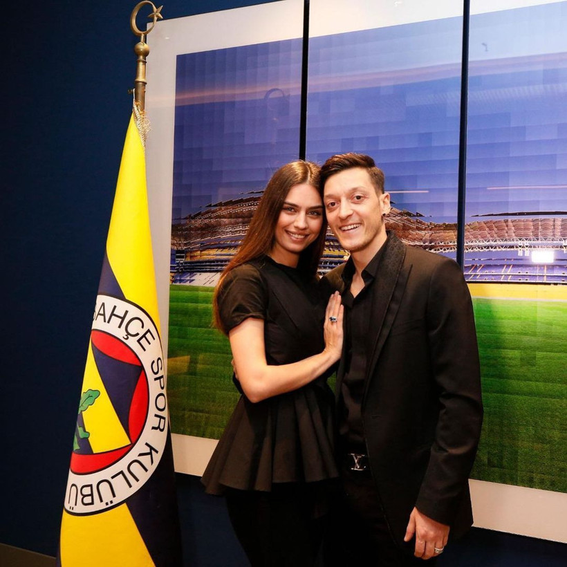 20 ev değerinde saatler! Mesut Özil ile Amine Gülşe'nin saatleri dudak uçuklattı - Resim: 1