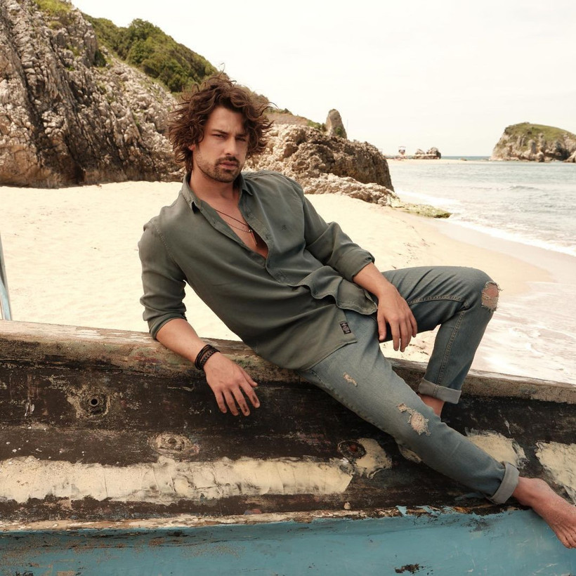 "Korkutucu tarafı var" deyip Ada Masalı yıldızı Alp Navruz itiraf etti: Sette üstsüz şekilde... - Resim: 1