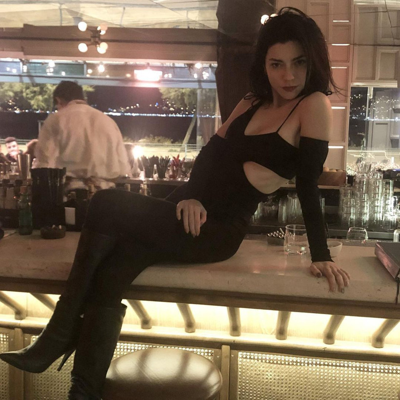 'Jiletlemiştim' itirafı geldi! 'Kusacağım' deyip Merve Boluğur konuştu: Ergenlik yıllarımda... - Resim: 1