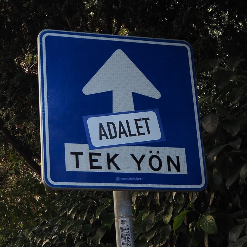 İstanbul Kadıköy'de sokak tabelaları gören telefona sarıldı! Twitter'ı salladı - Resim: 2