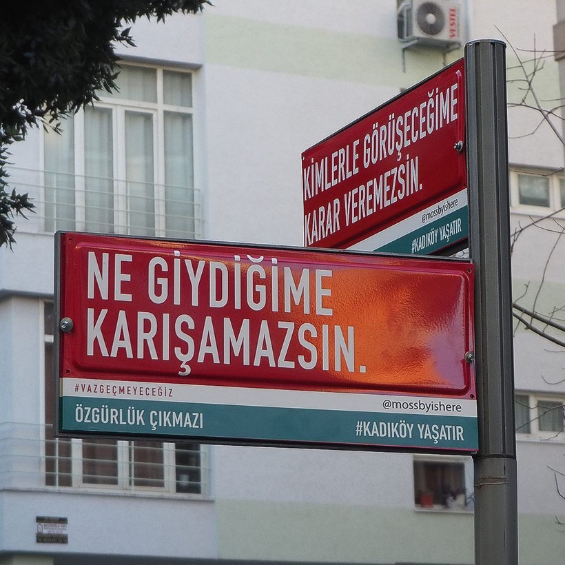 İstanbul Kadıköy'de sokak tabelaları gören telefona sarıldı! Twitter'ı salladı - Resim: 4