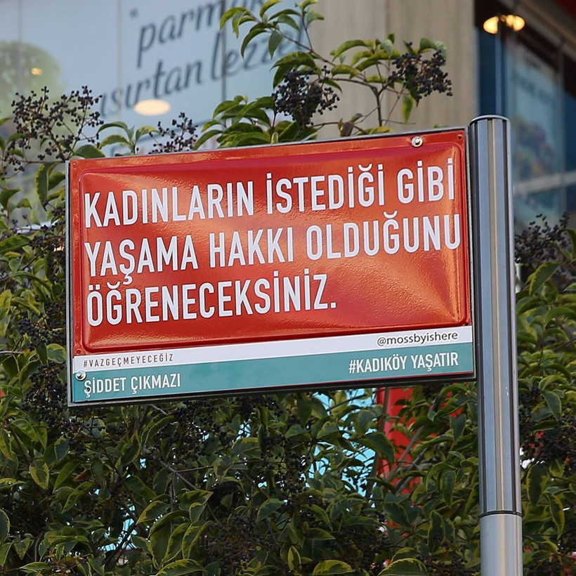 İstanbul Kadıköy'de sokak tabelaları gören telefona sarıldı! Twitter'ı salladı - Resim: 1