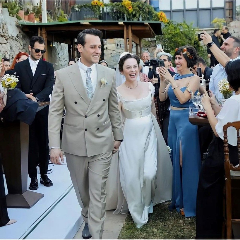 Hiç yakışmadı, mahvettiler! Bekar kadınlara bakın ne hediye etti: 6 aylık hamile Demet Evgar düğün yaptı - Resim: 3