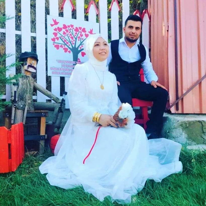 10 günlük evli çift yolda başıboş gezen taya çarptı ikisi de yoğun bakımda - Resim: 1