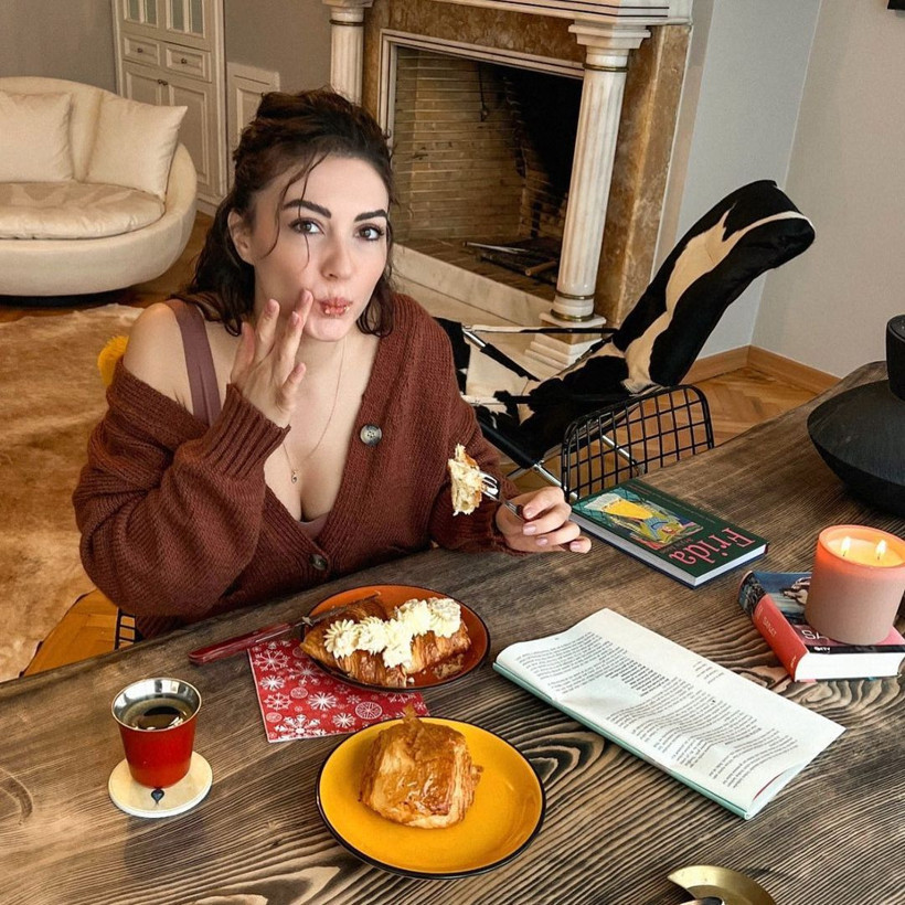 Burcu Özberk'in yeni imajı sosyal medyayı salladı! "Ah şu güzelliğin ömre bedel bebeğim" - Resim: 1