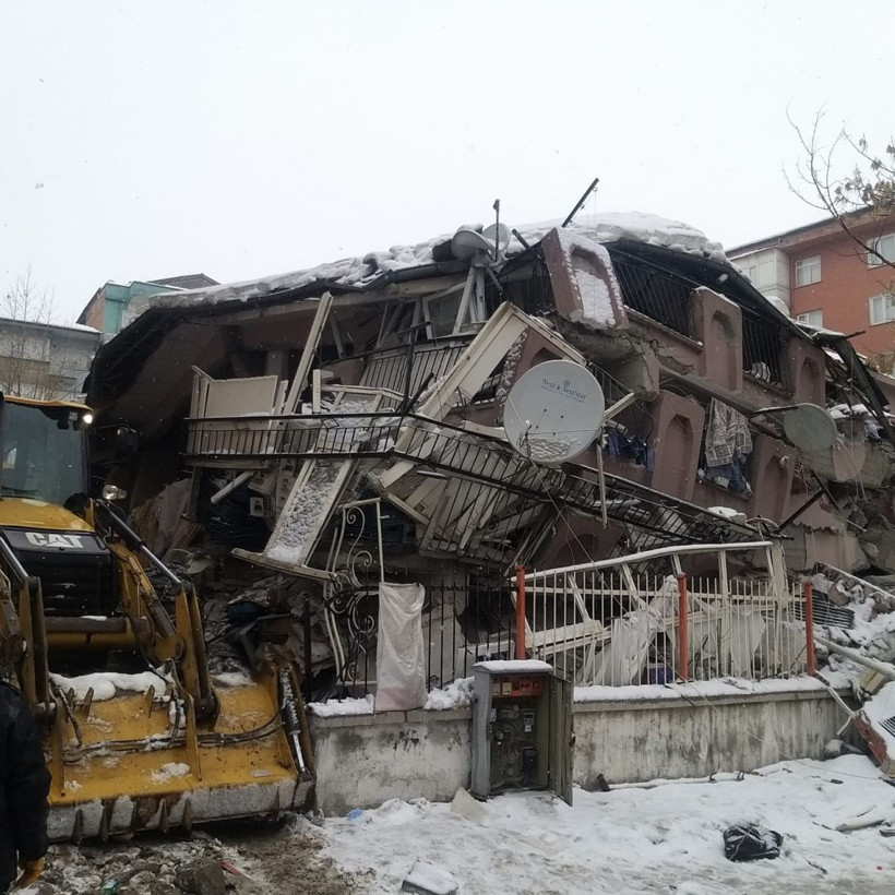 Depremde her şeyini kaybetti, bir tek oğlunun kramponlarına üzüldü - Resim: 3