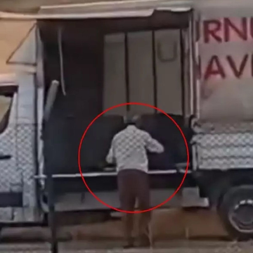 Biri yangın bölgesindeki ekiplere karpuz taşıdı diğeri alevlerin önünde şarkı söyledi - Resim: 4