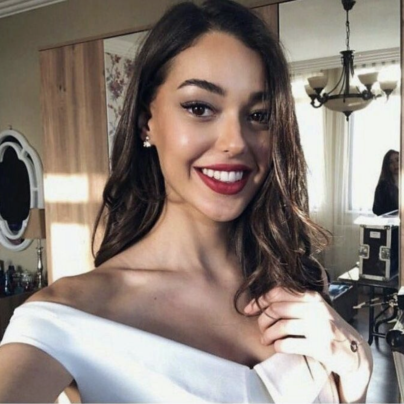 Dilan Çiçek Deniz'den Suudileri büyüleyen güzellik! Dünya yıldızları ile kırmızı halıda yürüdü... - Resim: 1