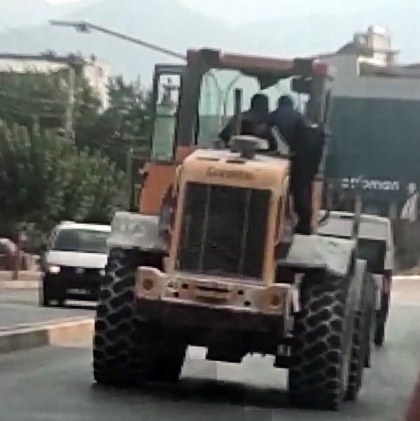 Denizli'de maaşını alamayan adam hem polisi hem de kepçeyi kaçırdı - Resim: 4