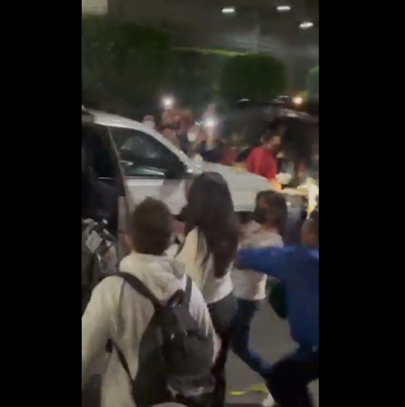 İngiliz şarkıcı Dua Lipa, hayranının saldırısına uğradı! - Resim: 2