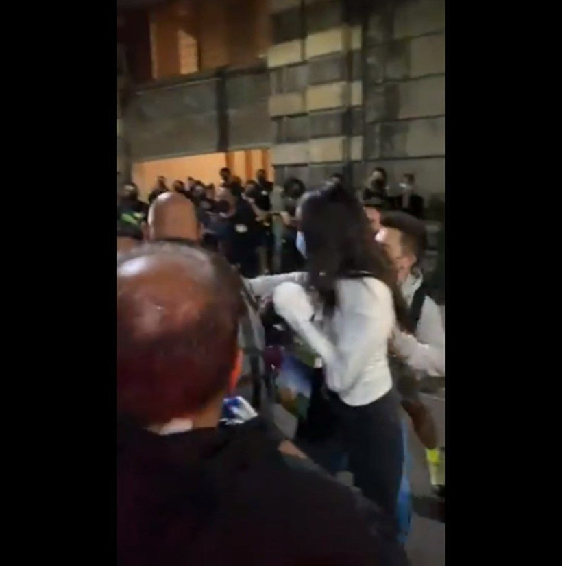 İngiliz şarkıcı Dua Lipa, hayranının saldırısına uğradı! - Resim: 3