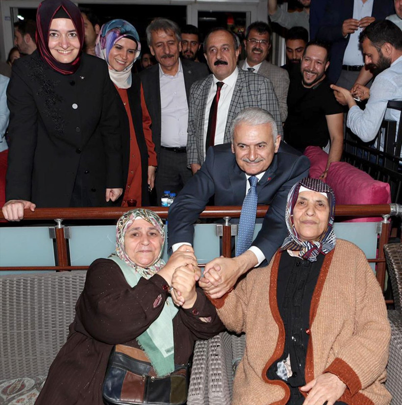 Binali Yıldırım itfaiyecilerle sahur yaptı - Resim: 3