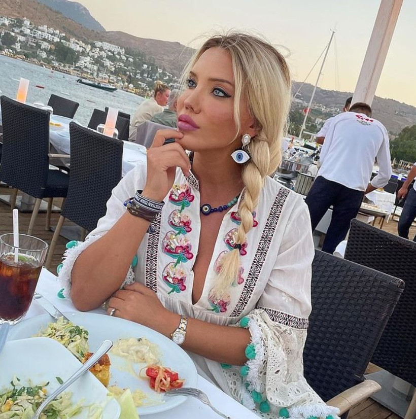 Ciciş Esra Ersoy 13 yaşındaki çocuğa cinsel istismardan tutuklandı kardeşi Ceyda balıkçıda keyif yaptı - Resim: 1