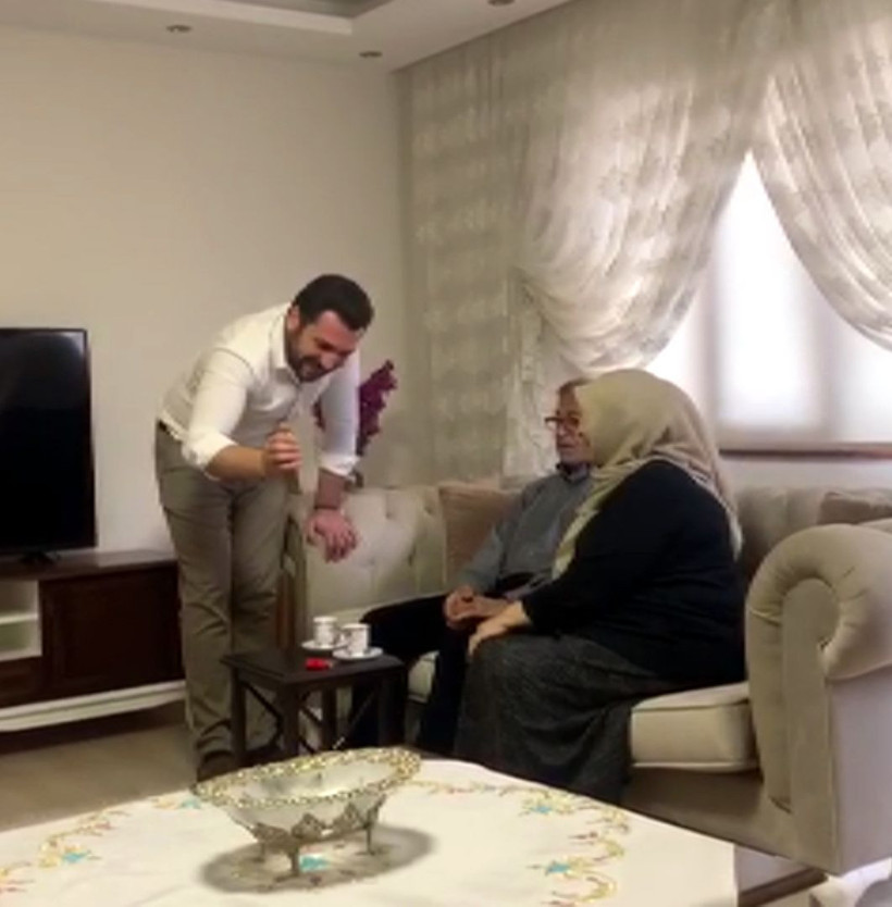 Koronavirüs nedeniyle WhatsApp üzerinden oğluna kız istedi - Resim: 2