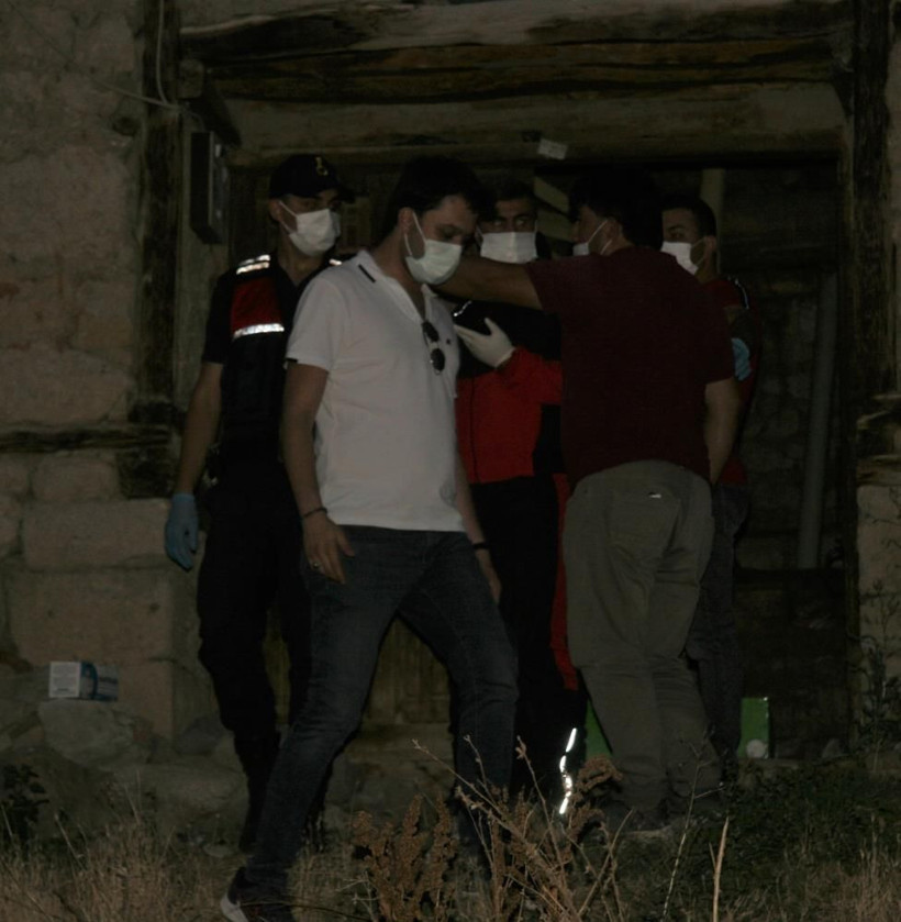 Korkunç olayın adresi Afyonkarahisar! Anne ve oğlu vurulmuş baba asılı halde bulundu - Resim: 1