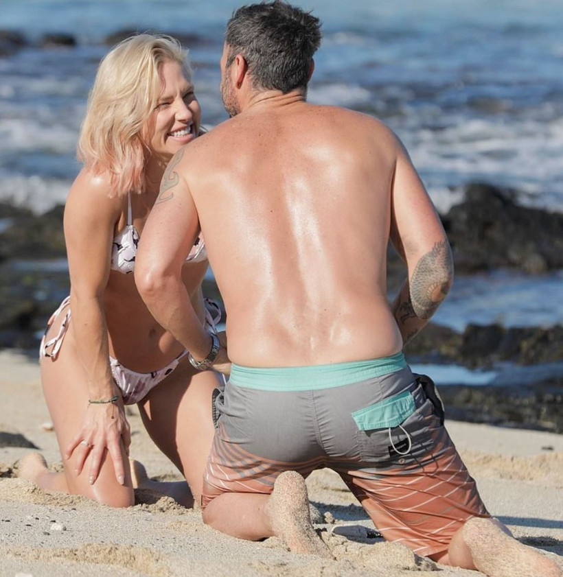 Brian Austin Green yeni aşkını öpmelere doyamadı! Denizin keyfini çıkardılar - Resim: 3