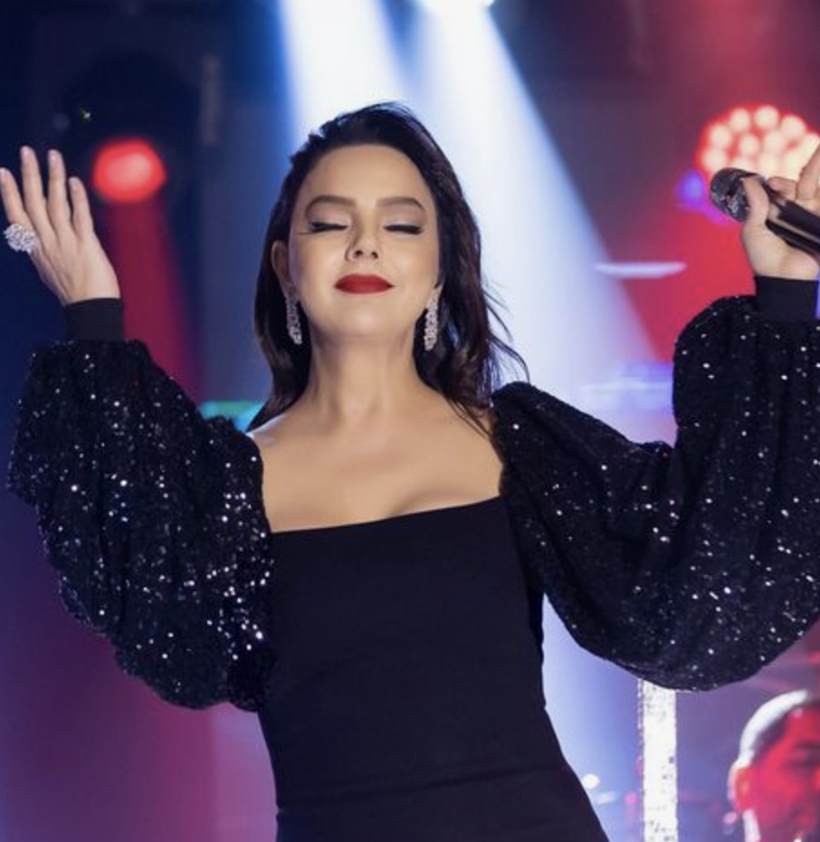 Ebru Gündeş mavi sevdamız dedi ama takipçileri takılarına bayıldı! Fiyatı ise... - Resim: 2