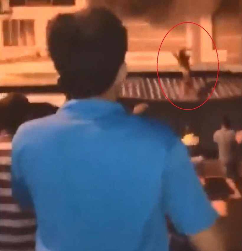 Vietnam'da yangından kurtulmak için aşağı atladılar - Resim: 1