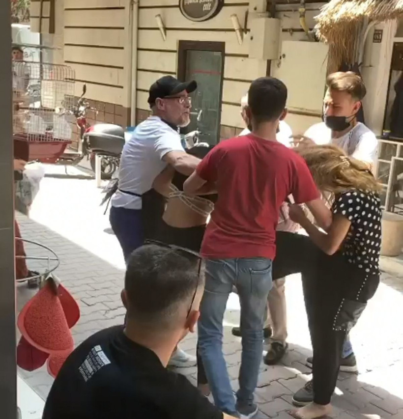 Bursa'da kavga eden genç kızların görüntüsü! 4 esnaf zor ayırdı saçlarını yoldular - Resim: 1