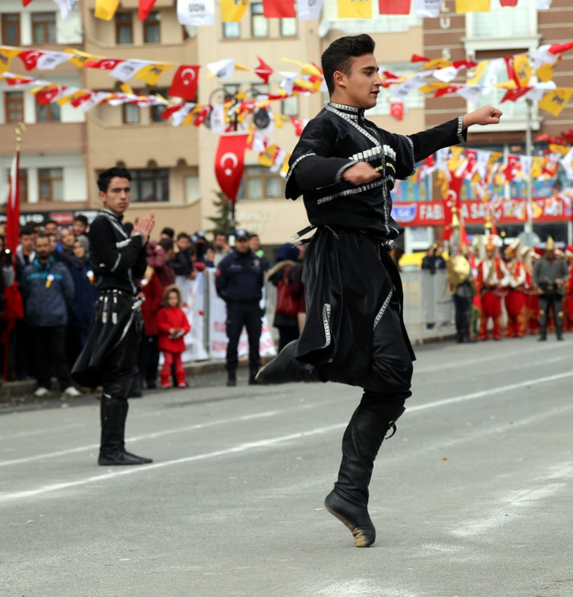 Kars'ın kurtuluş gününde Ahmet Arslan'a yoğun ilgi! - Resim: 1