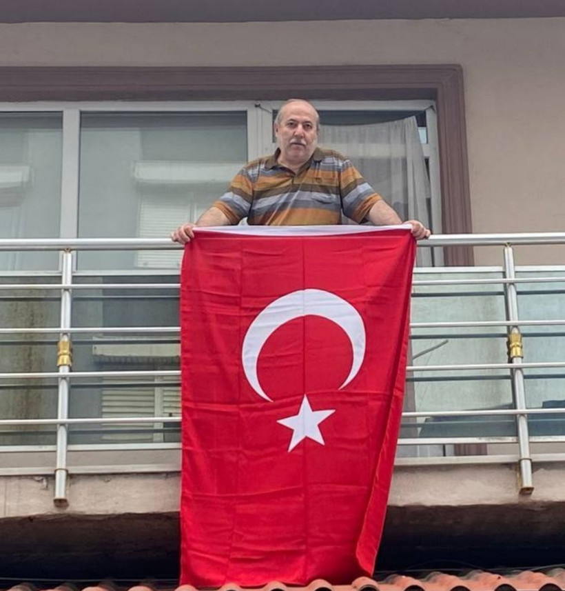 Bayrak asan dayı yeniden balkonda! 100. yıl için haydi asın bayrakları... - Resim: 4