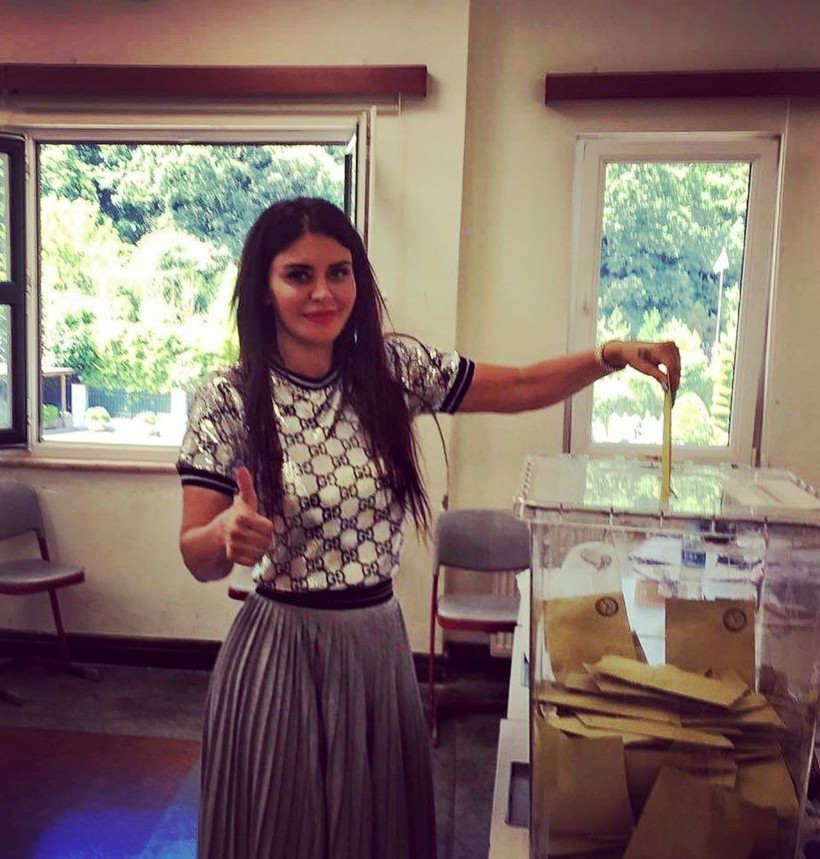 Ebru Polat, bikinili videosuyla nefes kesti - Resim: 1