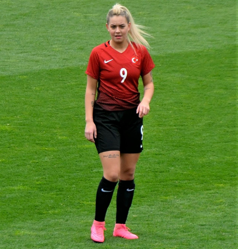 Survivor Aycan Yanaç Gaziantep'e transfer oluyor! İşte milli futbolcunun transfer olacağı takım - Resim: 1