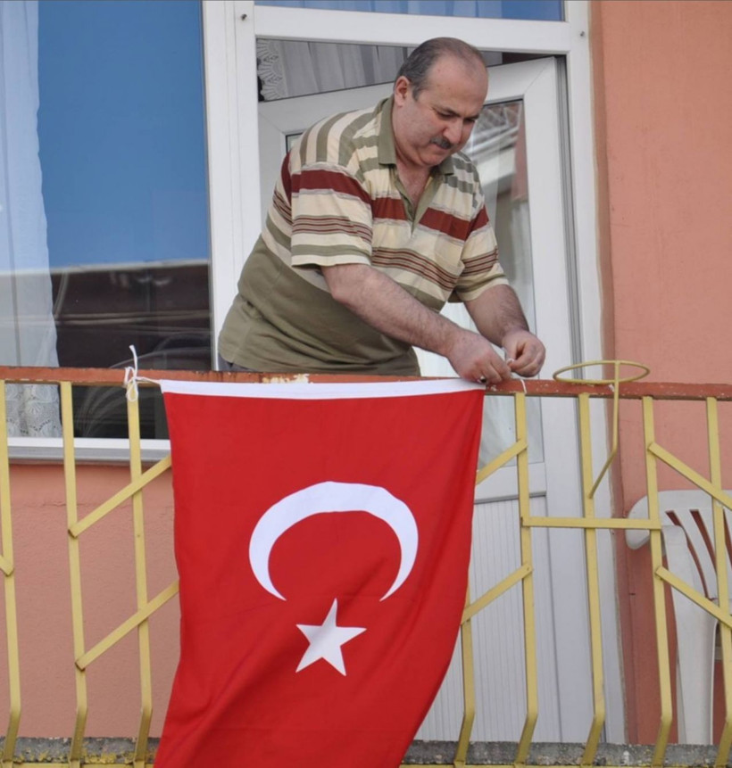 Bayrak asan dayı yeniden balkonda! 100. yıl için haydi asın bayrakları... - Resim: 1