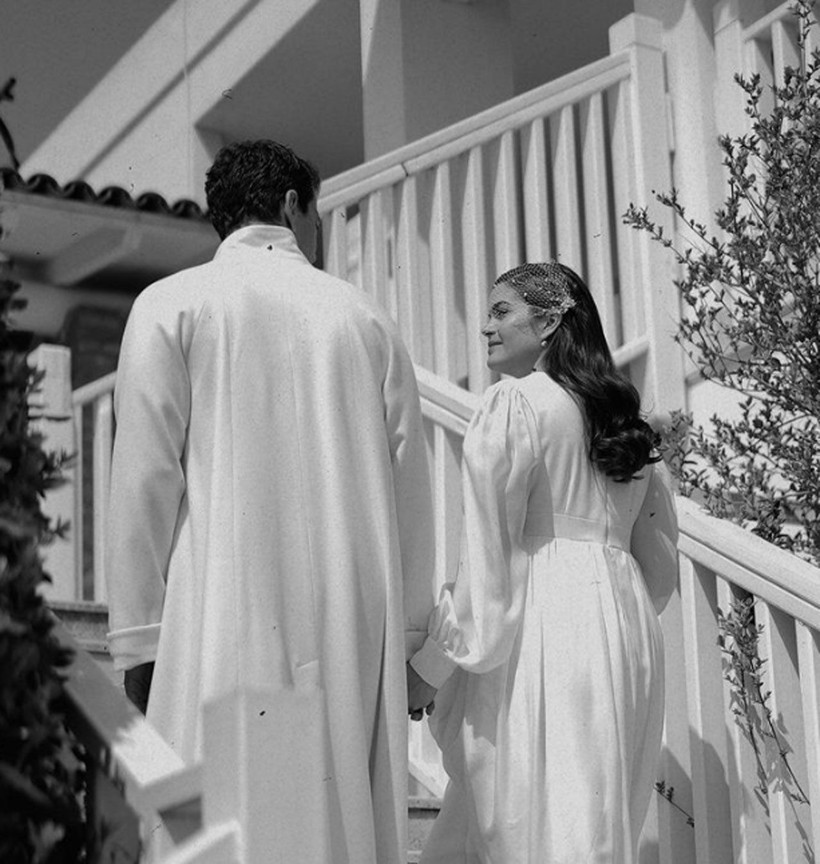 Selahattin Paşalı ve eşi Lara Tümer tatil sezonunu açtı! Ünlü oyuncu hamile eşini sırtında taşıdı - Resim: 1