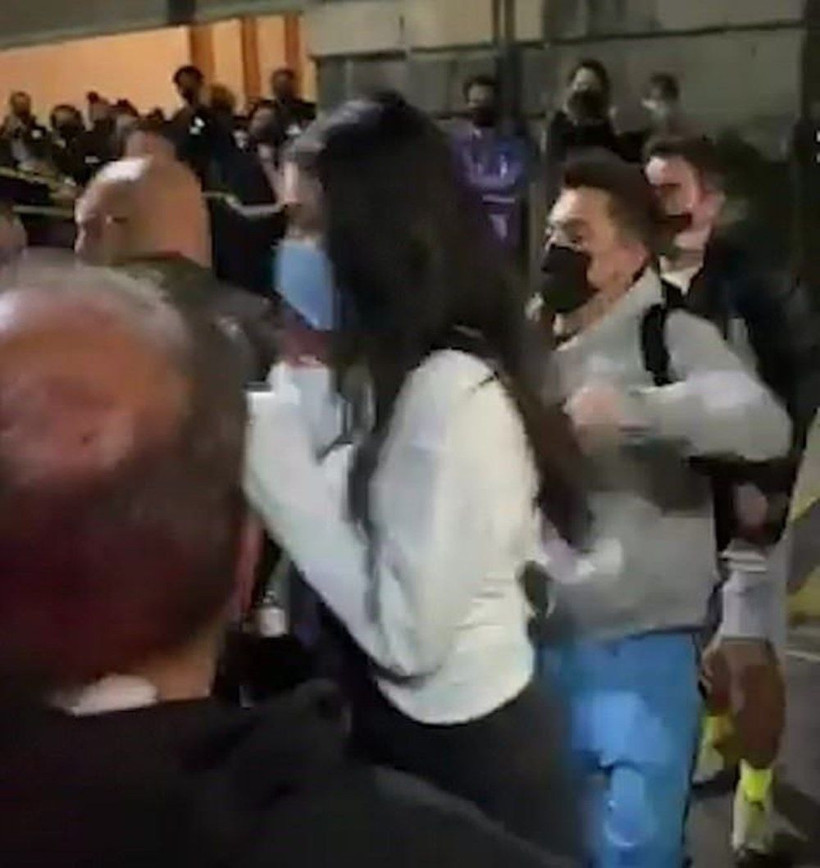 İngiliz şarkıcı Dua Lipa, hayranının saldırısına uğradı! - Resim: 4