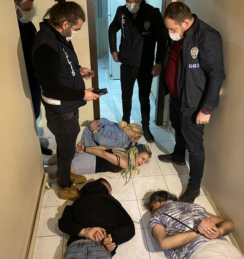 Ankara, Antalya ve Iğdır'da yarasa kızlara baskın! Cinsel ilişkiyle kandırıyorlar - Resim: 1