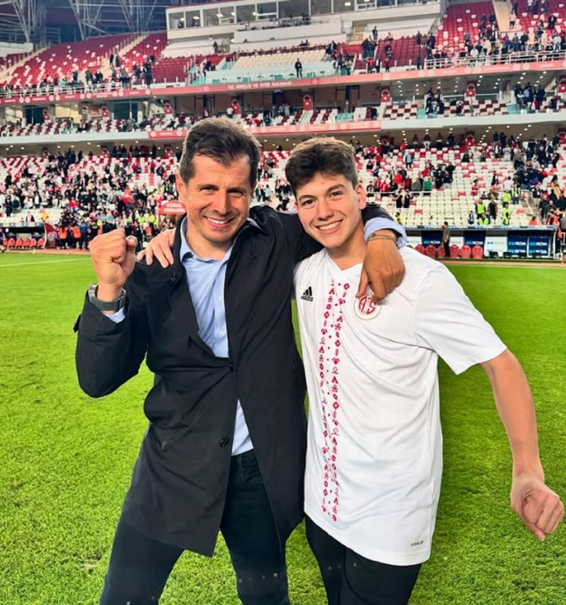 Emre Belözoğlu Çeşme'deki ikiz villalarını sattı meğer villalar... - Resim: 2