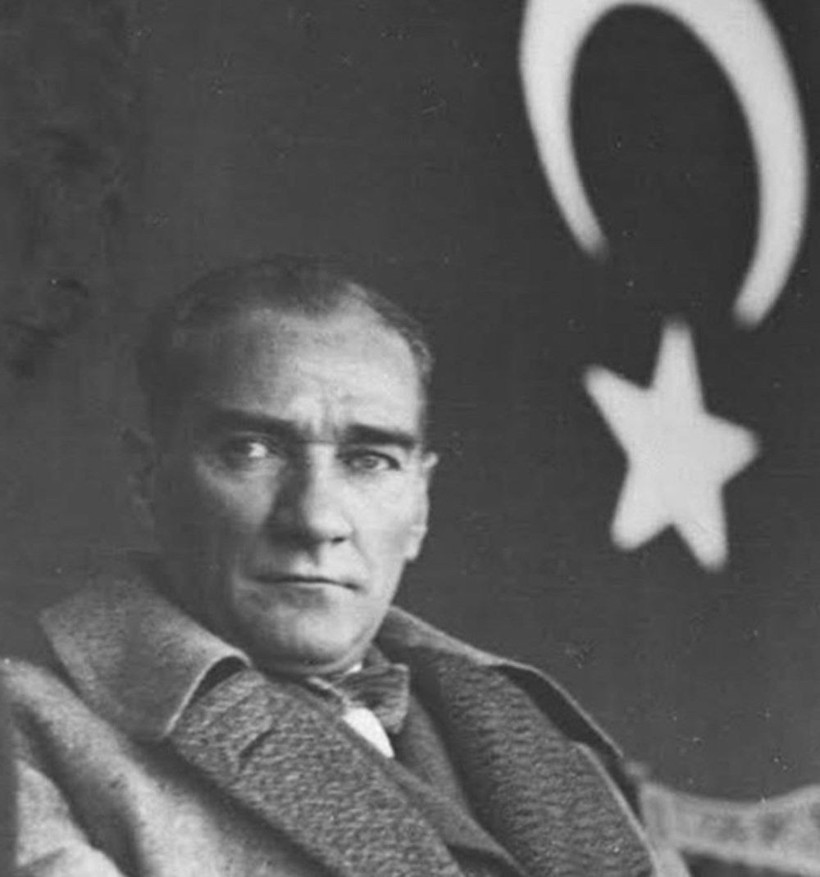 Ünlülerden 10 Kasım mesajları: Bu topraklarda doğmuş bir kadın olarak, en büyük hediyemsin - Resim: 1