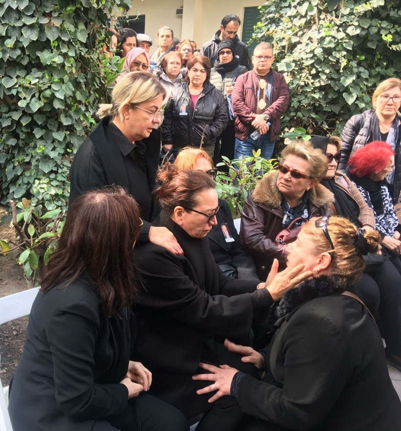 Demet Akbağ eşi Zafer Çika'nın cenazesinde ağlayarak Ata Demirer'in eline sarıldı - Resim: 2