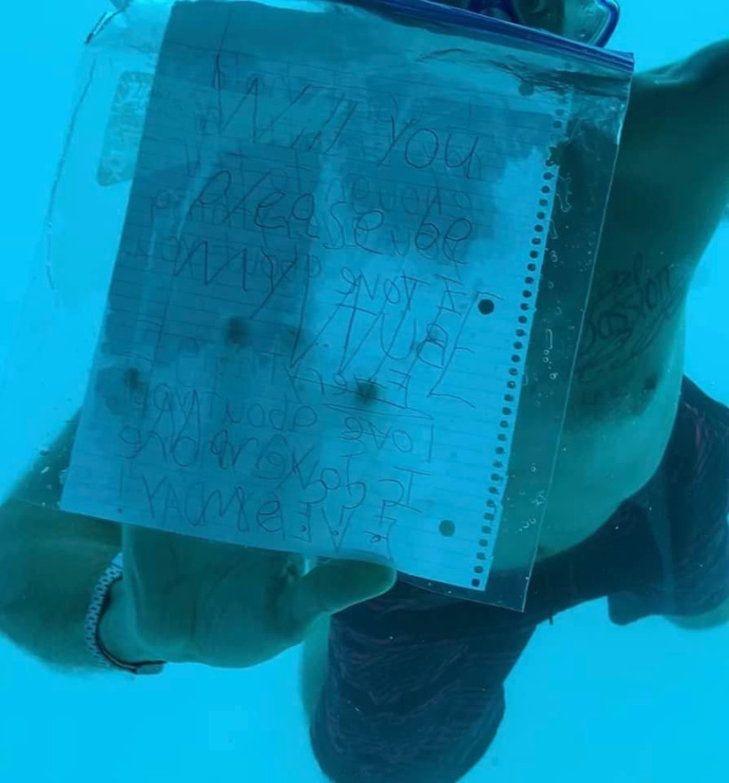 Tanzanya'da kız arkadaşına su altında evlenme teklif ederken boğuldu - Resim: 2