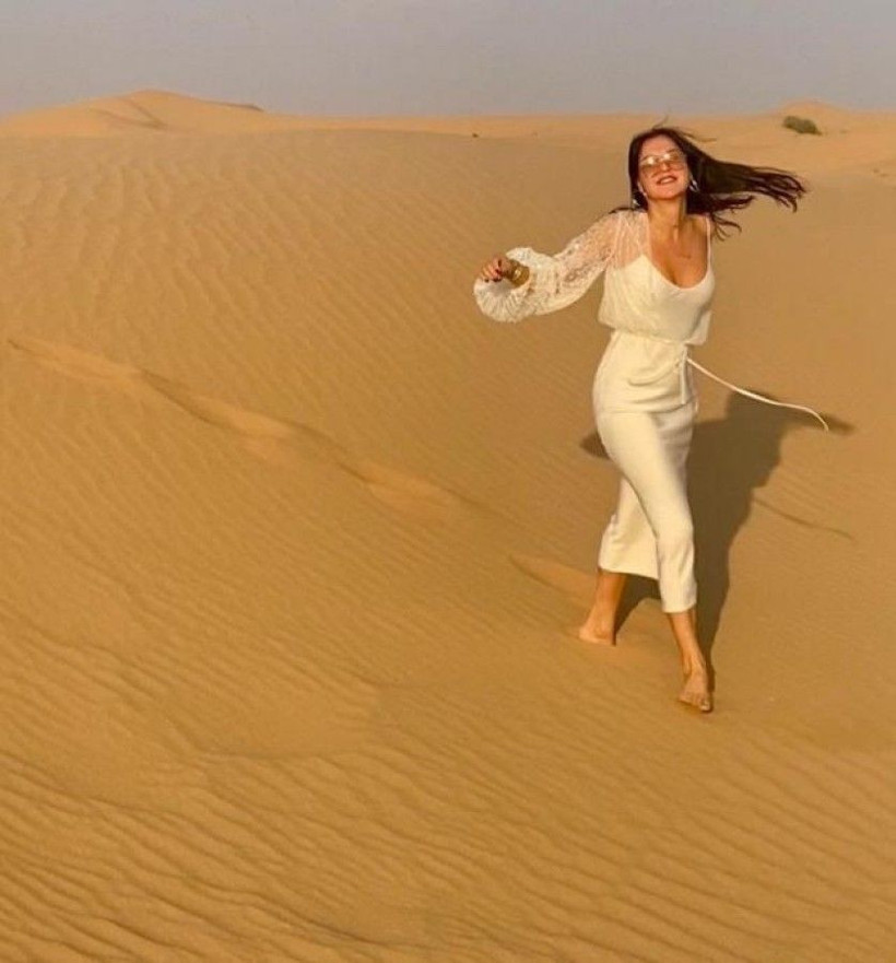 Şevval Sam beyaz elbisesiyle çölde poz verdi takipçilerini kendisine hayran bıraktı! - Resim: 4