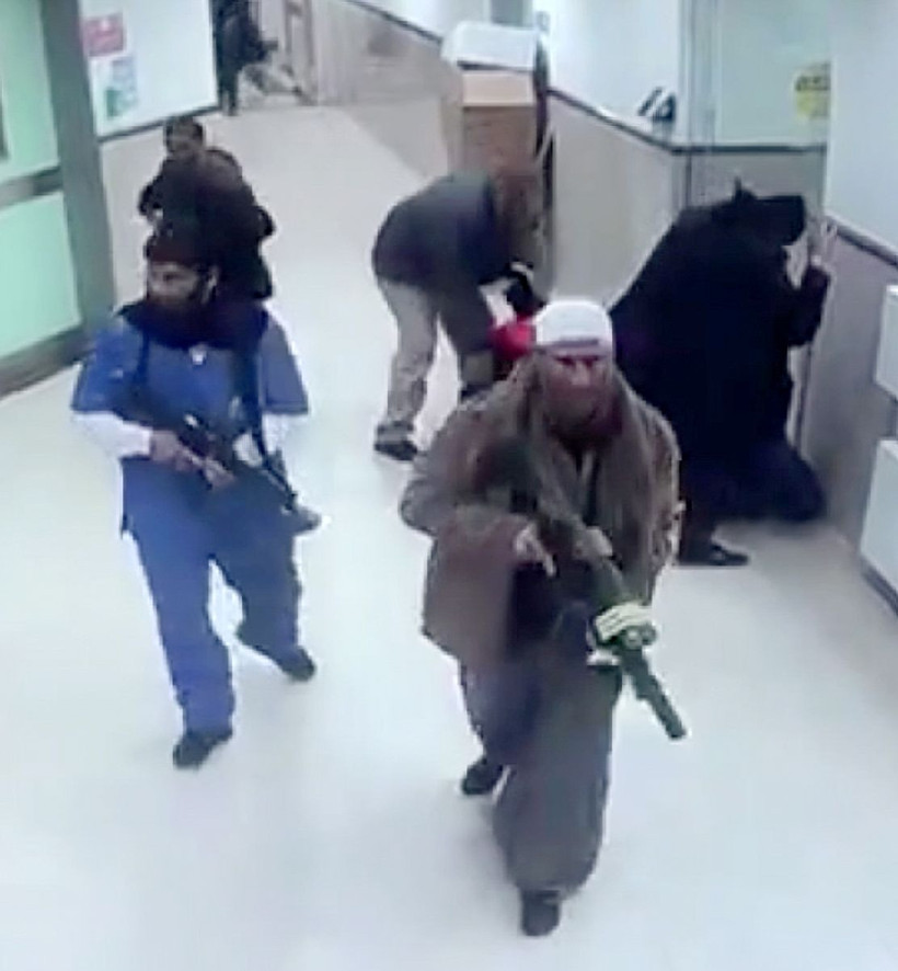 Hasta ve doktor kılığına girip hastaneye sızdılar, insanları acımasızca katlettiler - Resim: 3