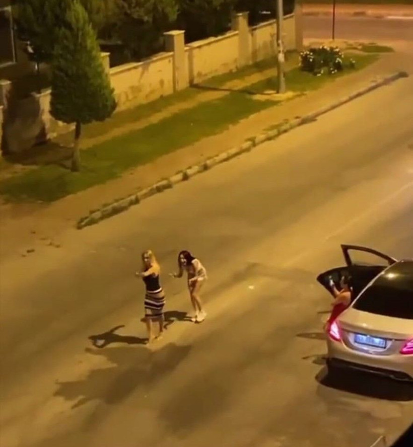 Antalya'da kadınlar lüks araçta müziği sonuna kadar açıp yol ortasında dans etti - Resim: 2