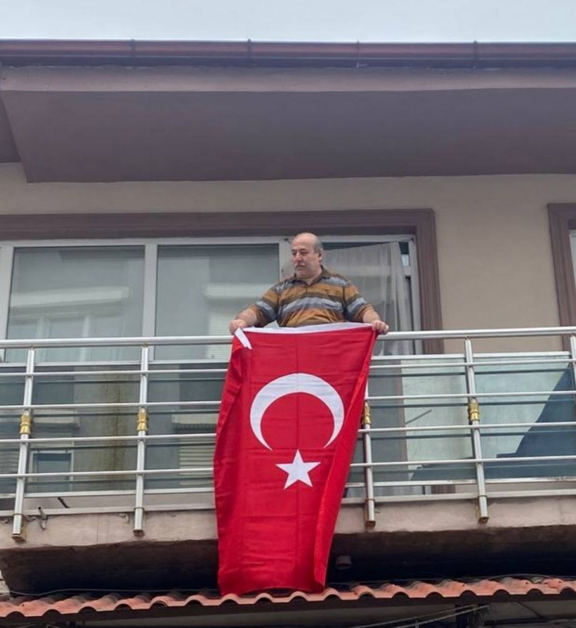 Bayrak asan dayı yeniden balkonda! 100. yıl için haydi asın bayrakları... - Resim: 3