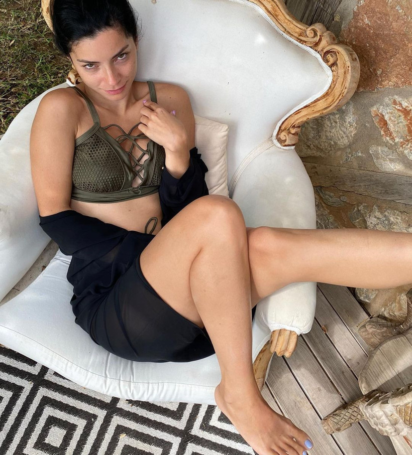 Merve Boluğur'un göğüs dekolteli pozları takipçilerini mest etti! Beğeni rekoru kırdı - Resim: 1