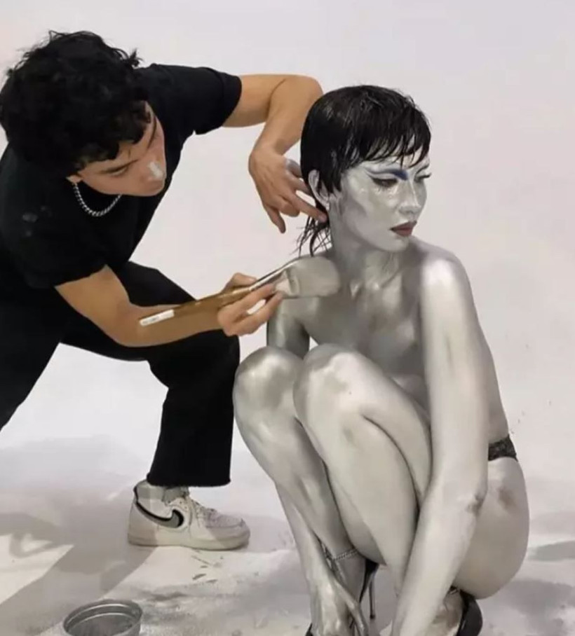 Bella Hadid üstsüz poz verdi alay konusu oldu: Uzaylı Zekiye - Resim: 3