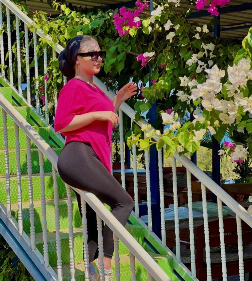 Başörtüsü ile çektiği videolarla fenomen oldu! Twerkçi Esra Rabia Ünal VIP fuhuşta yakalanmış işte kayıtları - Resim: 3