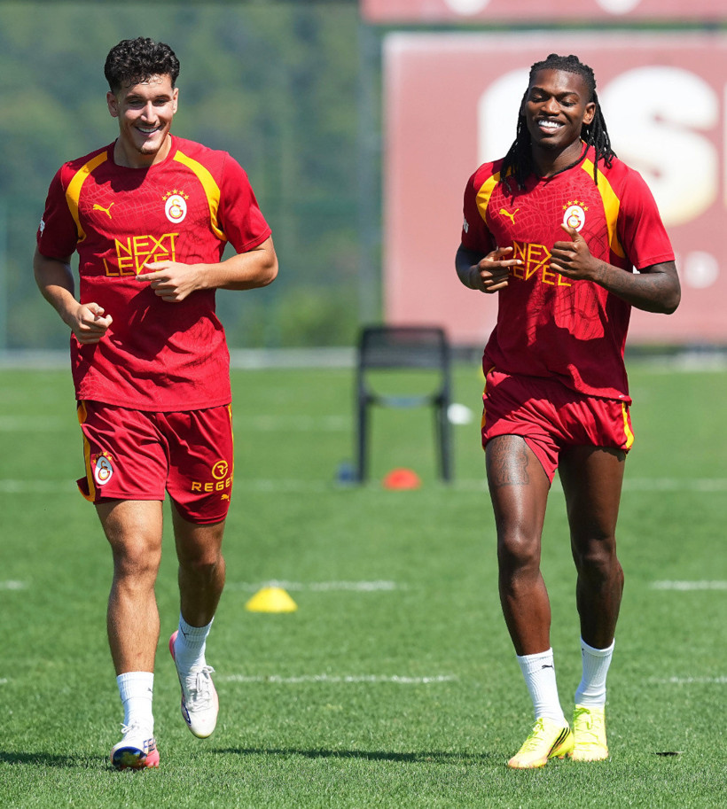 Galatasaray'da ilk antrenmana &ccedil;ıktı! Deniz G&uuml;l, Leao'yla aynı karede - Resim: 0