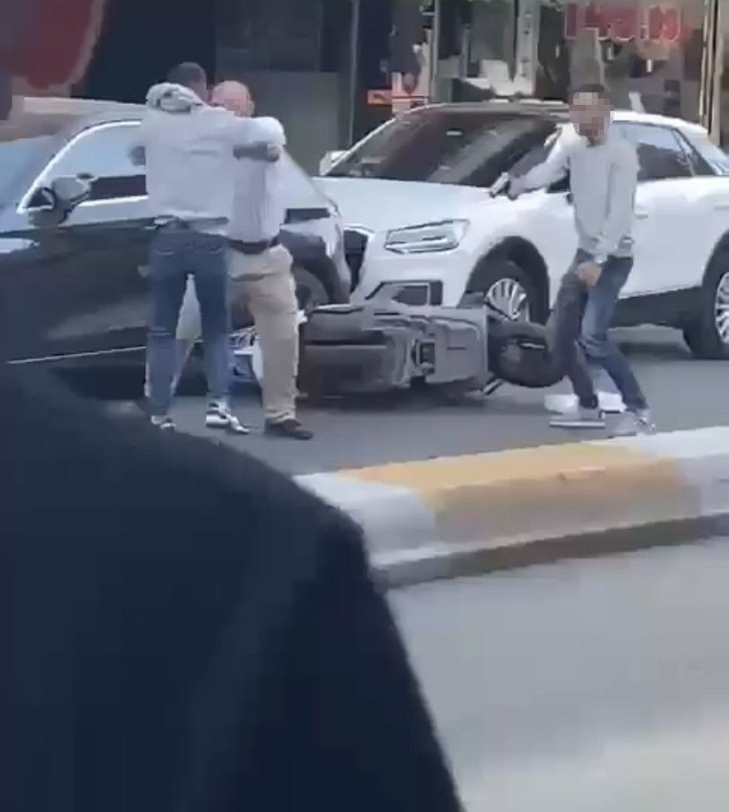  İstanbul’da cadde ortasında silahlı çatışma! 2 kişi yaralandı o anlar kamerada - Resim: 2