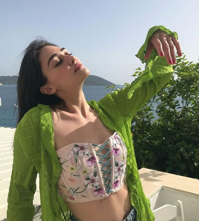 Esra Bilgiç güzelliği ile sosyal medyayı ikiye böldü! Estetik güzeli mi yoksa doğal güzel mi tartışması çıktı - Resim: 2