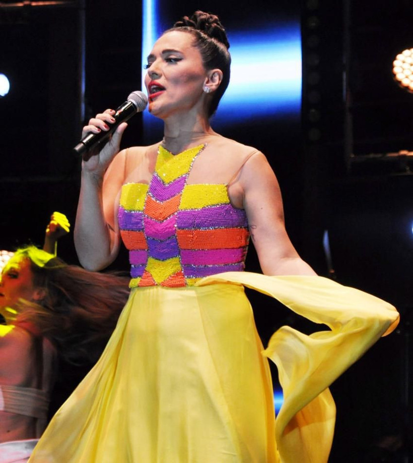 Şarkıcı Demet Akalın ve kızının olduğu araca yumruklu saldırı - Resim: 1