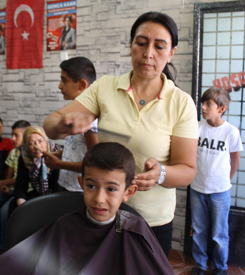 Kayseri'de kadın kuaförü muhtardan maddi durumu kötü olan öğrencilere destek... - Resim: 1