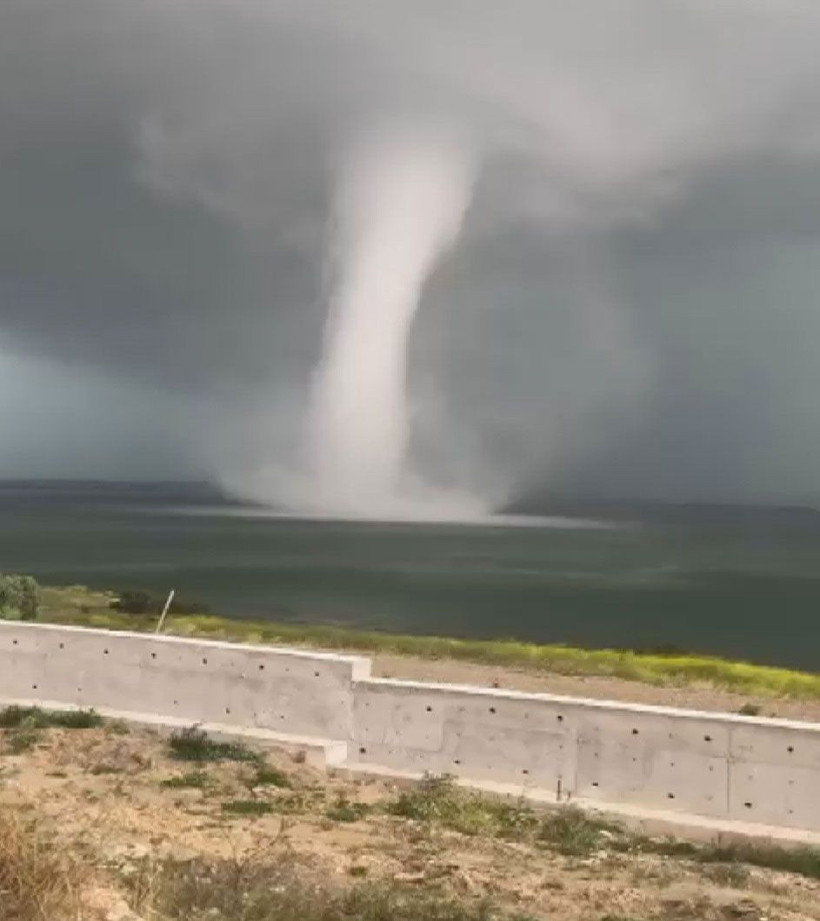 İstanbul felaketi yaşadı! Hortum dolu sağanak etkili oldu - Resim: 2