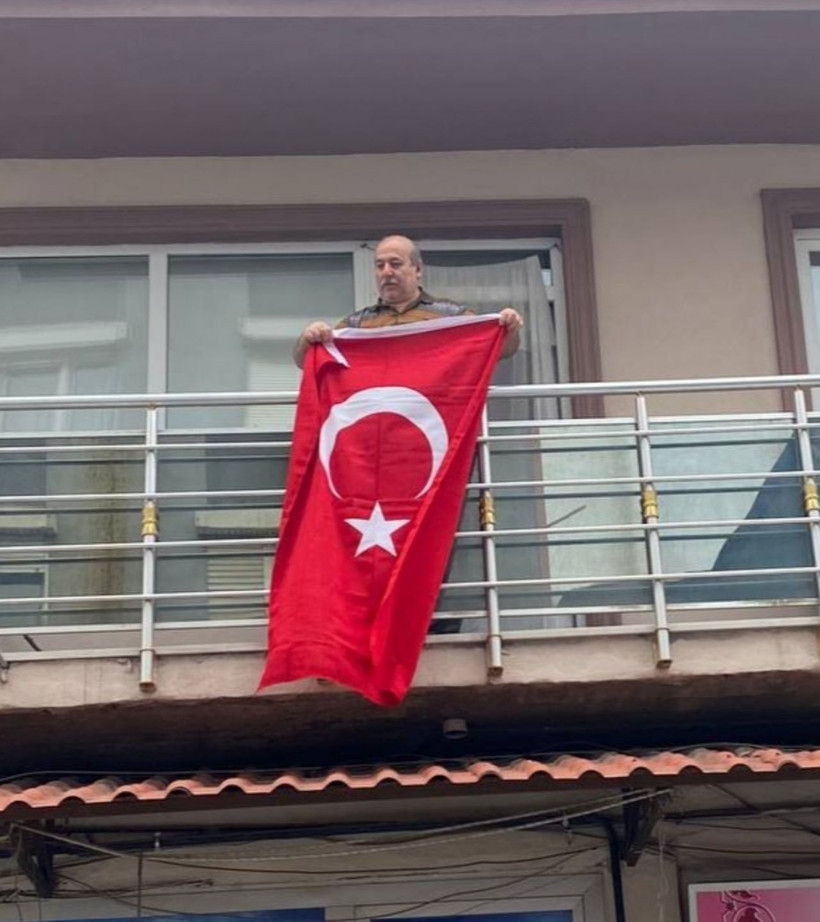 Bayrak asan dayı yeniden balkonda! 100. yıl için haydi asın bayrakları... - Resim: 2